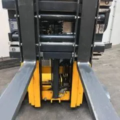 Cascade UPF2-0508RO | Forkpositioner Fem2B Capacity 1500 kg at 500mm Total width 850mm Minimum width 535mm Maximum width 1610mm Year 2011 sn. VER845833-2RO